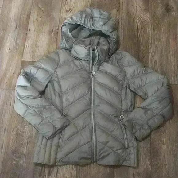 Michael Kors Taupe / Gold Tone Chevron Packable Down Coat Jacket Women's Size M - Picture 3 of 12